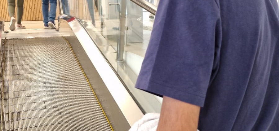 Cliente Diogo a vivenciar a vida autónoma, apanhar o autocarro sozinho