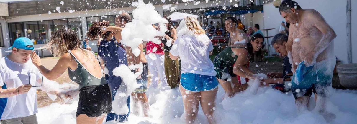 Dia de insufláveis e festa da espuma